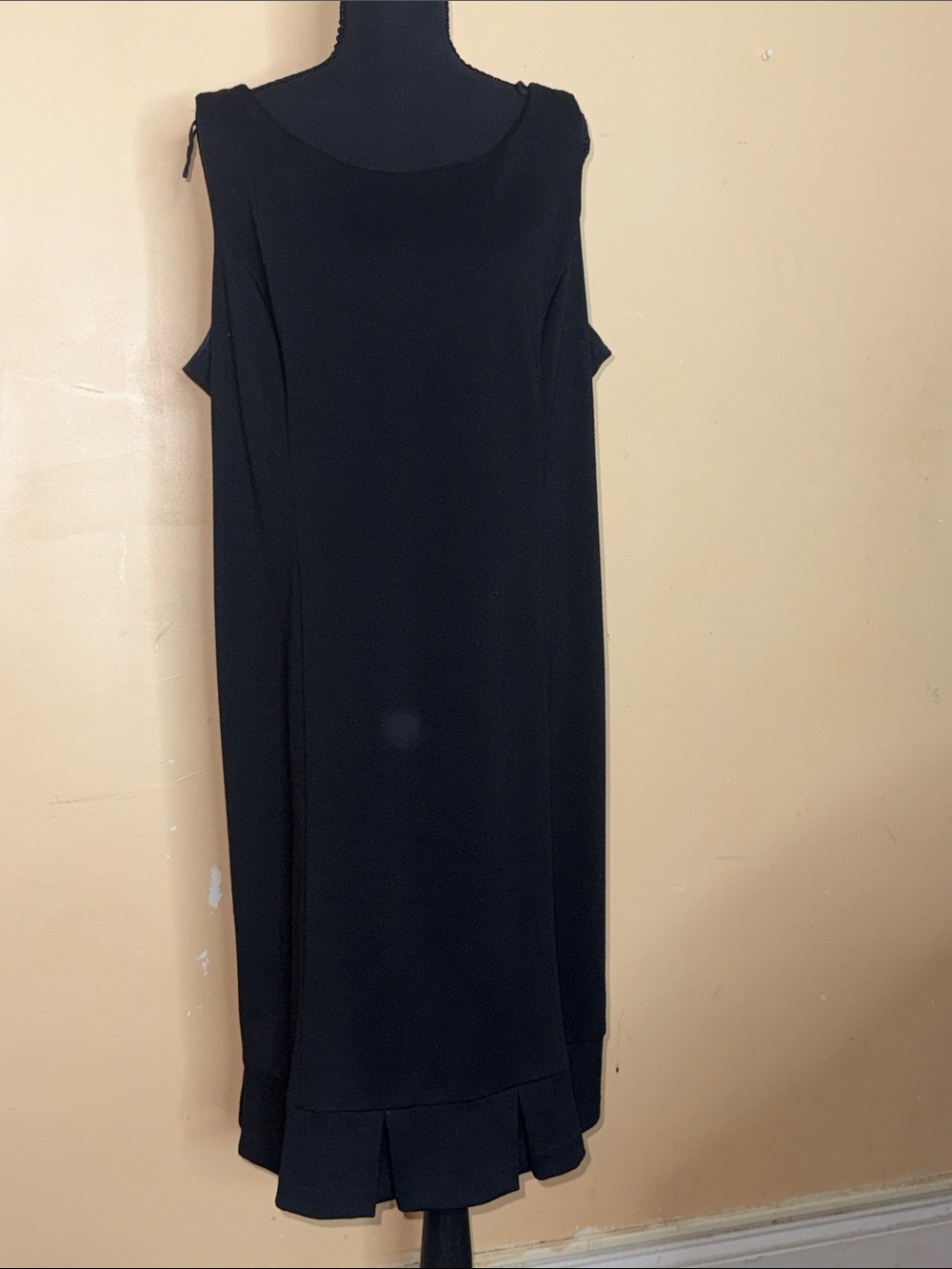 Elegant Black Sleeveless Shift Dress with Pleated Hem